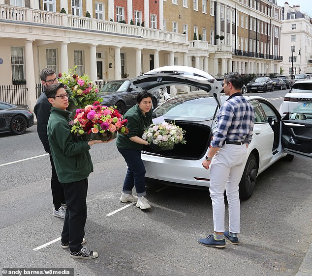 Yesterday we were papped delivering flowers to Dame Joan Collins for her 90th Birthday.

ow.ly/ol0Q50Ovl2M

Happy Birthday Dame Joan Collins, from all at Pulbrook & Gould Flowers

#pulbrookandgould #joancollins #london #flowers