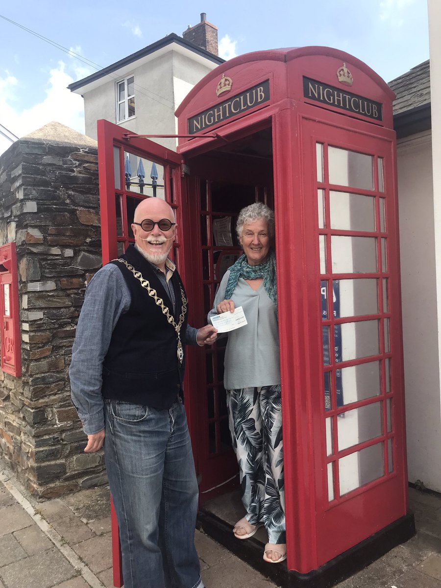 KingsbridgeTown's tweet photo. A £1 a play last year by residents &amp; visitors alike  to the World’s Smallest Nightclub has resulted in a £275.00 donation to the Mayor’s Charity, The Kingsbridge Foodbank 

Cllr Philip Cole (Mayor of Kingsbridge)  presenting Jackie Visser, Chair of the Trustees with a cheque https://t.co/BoJK6KOJtd