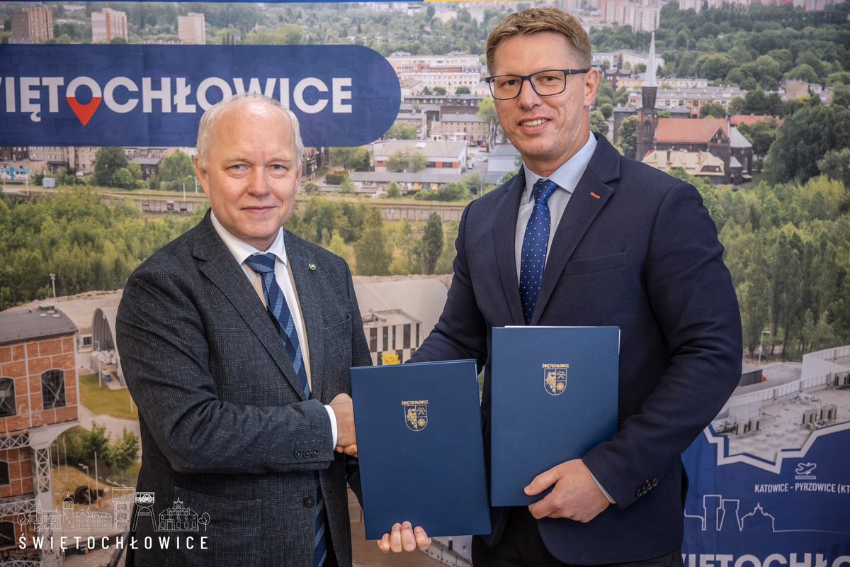 Miasto_SW's tweet photo. Urząd Miejski będzie mobilny i dostępny. @d_beger podpisał dziś  umowę z firmą @RekordSi na wdrożenie systemu e-usług. To ostatni etap cyfrowego rozwoju o wartości 1,5 mln zł! Dzięki temu świętochłowiczanie będą mogli płacić podatki i komunikować się z urzędem „na klik”. https://t.co/IyVVIT4lR8