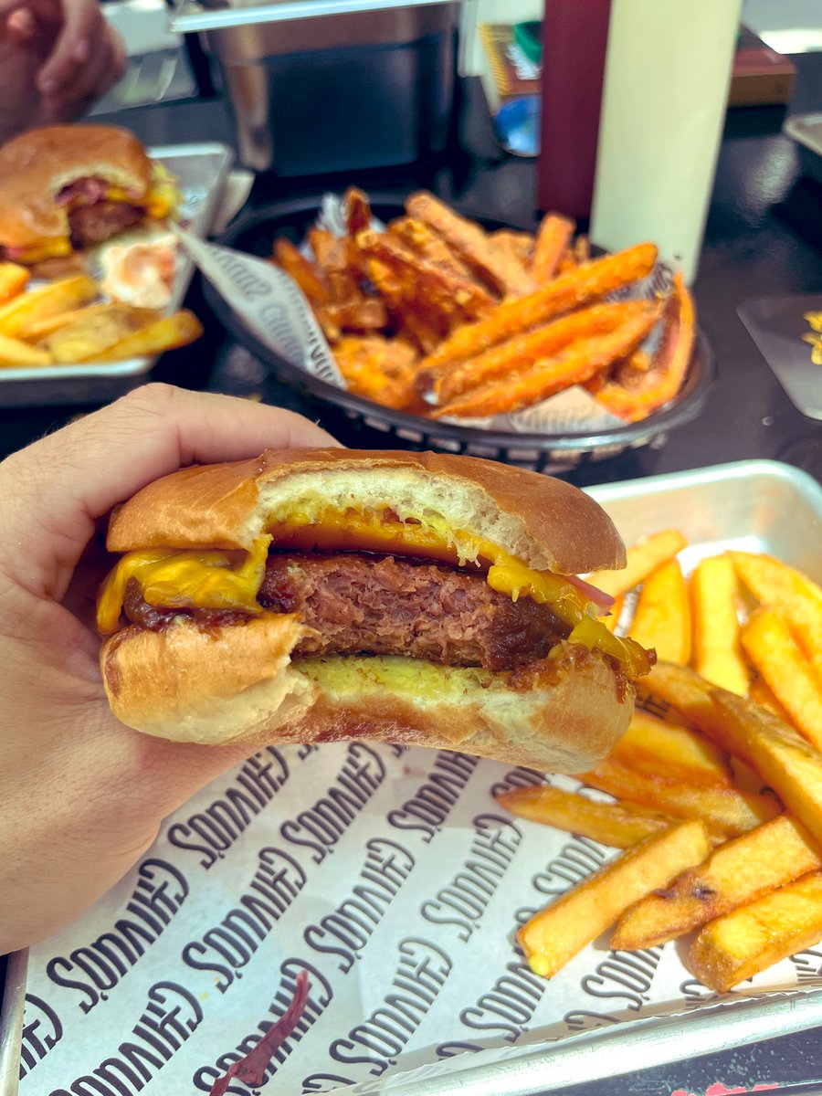 HeuraFoods's tweet photo. ¿Patatas 🥔 fritas o boniato 🍠 frito?
La burger 🍔 de @chivuos 🤤🤤🤤🤤 https://t.co/MC2cVdqMIP