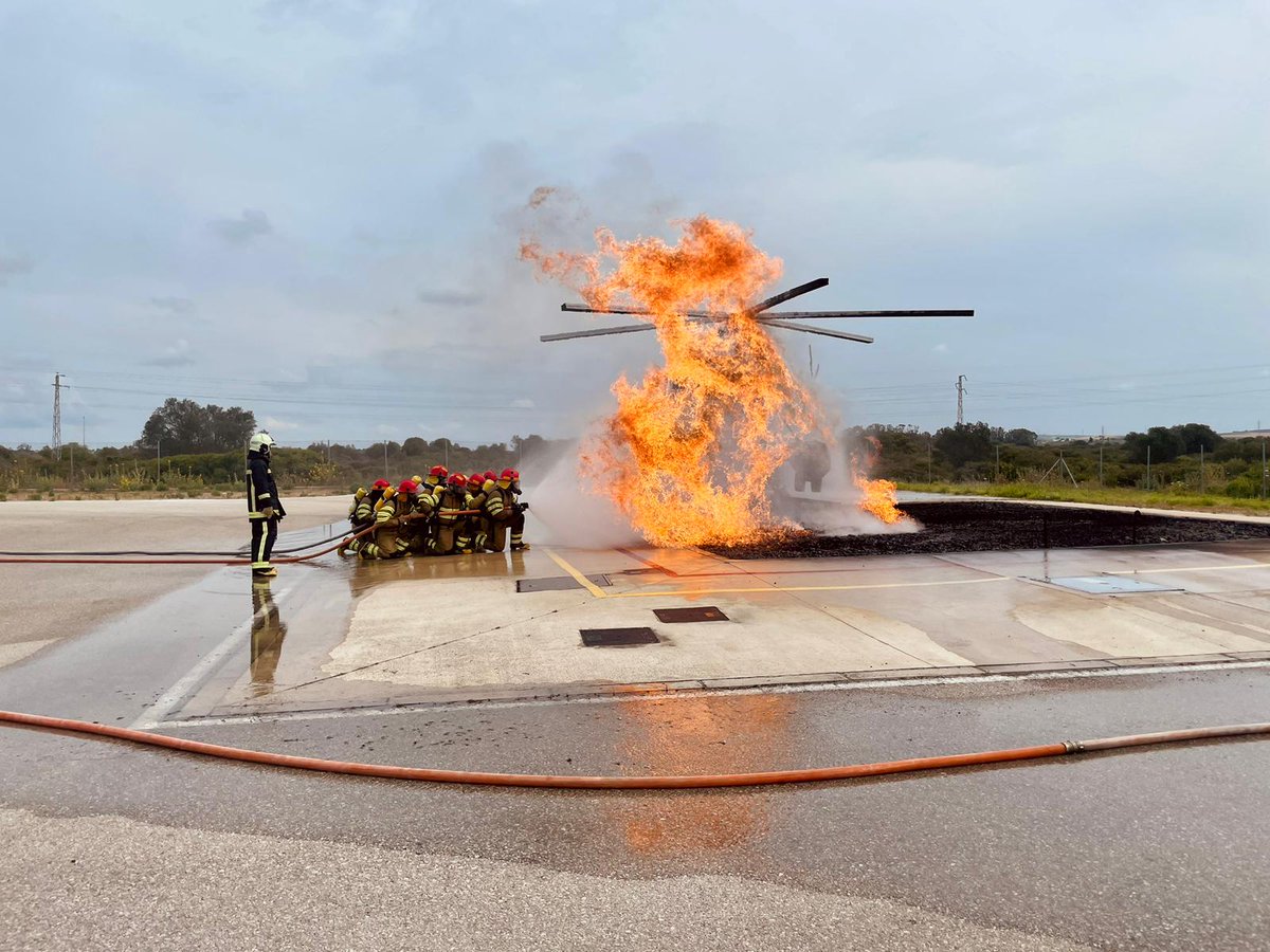 MCANA_ET's tweet photo. El pelotón de contraincendios del Batallón de Helicópteros VI #BHELMAVI 🚁, inicia sus jornadas de adiestramiento en fuegos de aeronaves e interiores en el Centro de Adiestramiento de Seguridad Interior (C.A.S.I) en  la base Naval de Rota en Cádiz.
@MCANA_ET 🇪🇸 #SomostuEjército https://t.co/LmzNK9KZje