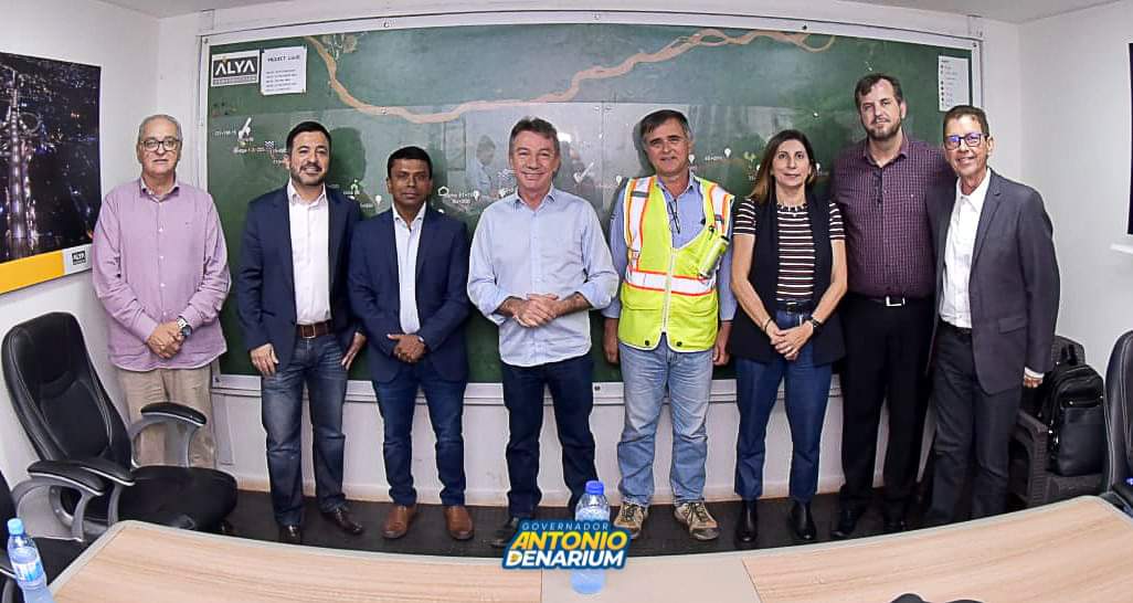 aluizionassi's tweet photo. 🇬🇾 GUIANA >> << RORAIMA 🇧🇷

Junto com o governador @antoniodenarium visitamos a obra de pavimentação asfaltica da estrada (primeira etapa de 121 km) que será um corredor das exportações roraimenses para o Caribe e o mundo. 

#AtraçãoDeInvestimentos
#Agro_Roraima
#GovernodeRoraima https://t.co/65r2iFG6L7