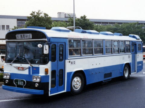 お笑いコンビ「NON STYLE」井上 裕介様のツイートです。

＞子供の頃から、鳥取のじいちゃんと乗るバスが好きだった^_^

井上様は1980年生まれとの事なので、ご祖父様と乗った鳥取のバスは、この世代かと思います。
kururi-bus.jp/pictures/annex…