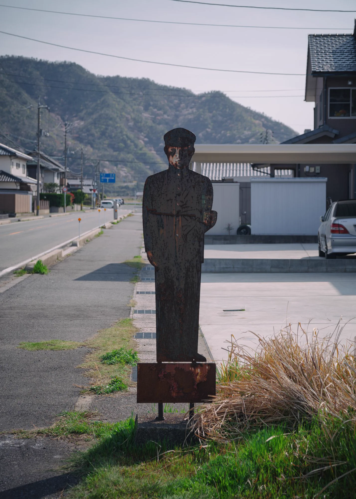 とある海沿いの小学校区内、通学路の横断歩道前に何体も立っている。ソレがいる通学路。