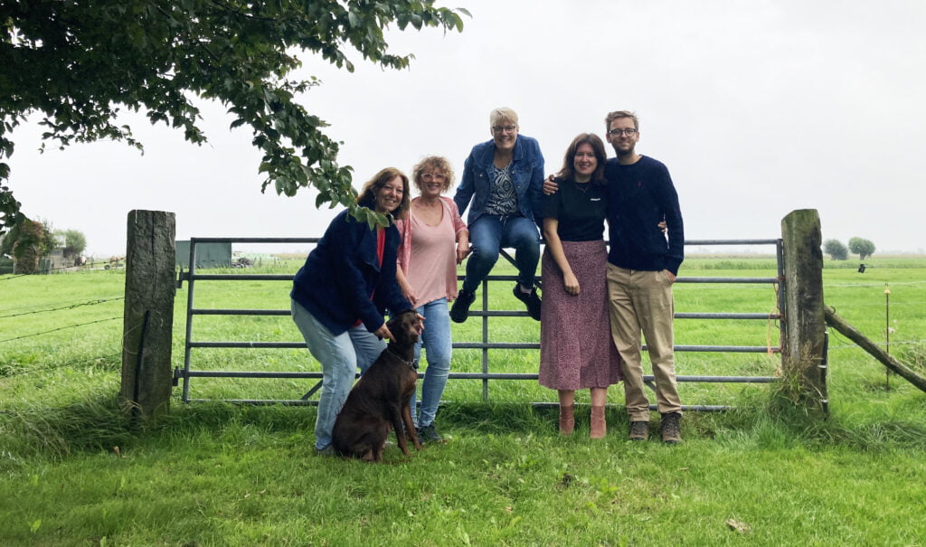 hetkanWel's tweet photo. Loes heeft van haar droom om een mini #ecodorp te beginnen werkelijkheid gemaakt. Ze woont inmiddels met 4 medebewoners op een #boerderij onder de rook van #Utrecht. En goed nieuws: ze is nog op zoek naar een jong gezin voor een twee-onder-een-kap woning!
https://t.co/em0nAI6cLo https://t.co/xzV3LM57BO