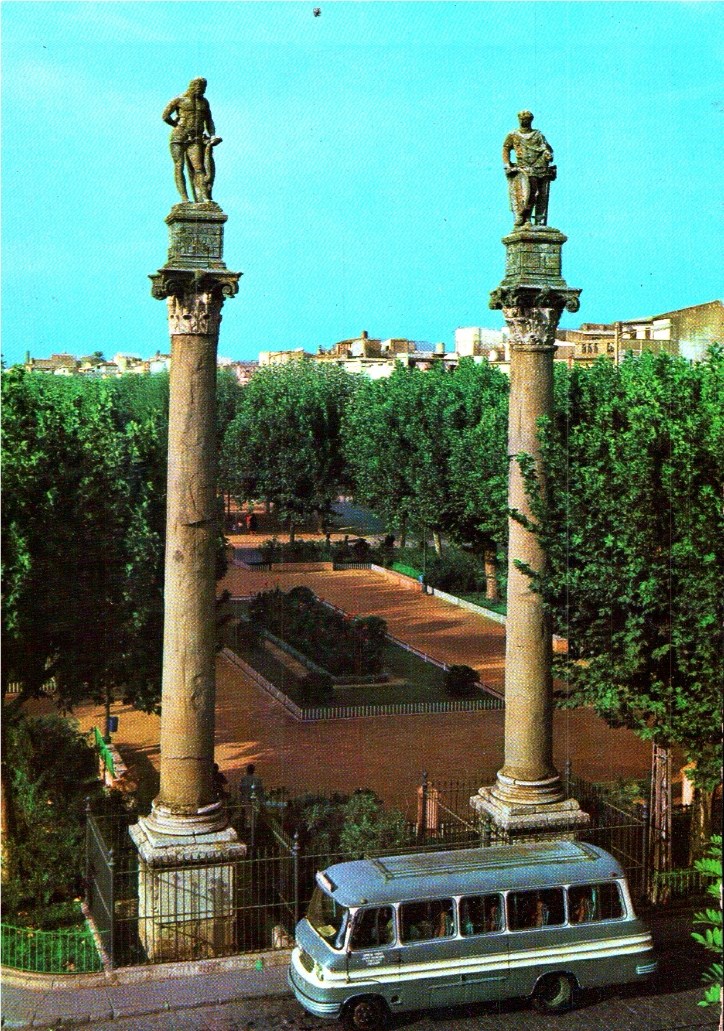 Sevilla Insólita (@sevillainsolita) on Twitter photo Aspecto de la antigua Alameda.
Año 1964. Aspecto de la antigua Alameda.
Año 1964.