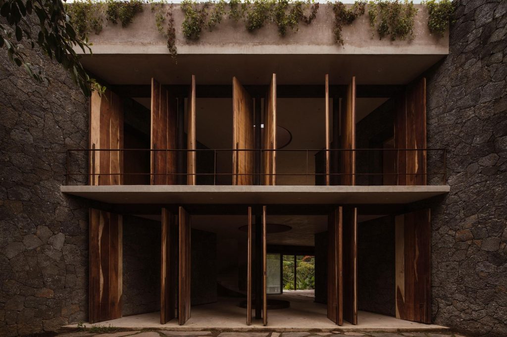 Dosa Studio: CASA in Morelos . TEPOZTLÁN Dosa Studio . photos: © Fabian Martínez Tepoztlán, an adobe and volcanic rock traditional town surrounded by high hills, has a mystical identity component in relation to its history and natural environment. A… dlvr.it/SpXn85