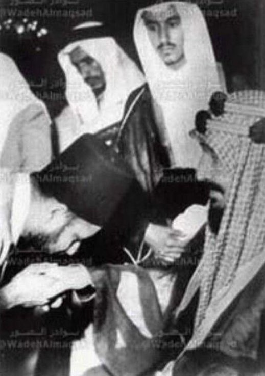 Columbuos's tweet photo. صورة وحكاية 🇸🇦🚨: 

مؤسس حزب الاخوان المسلمين " حسن البنا " يقبل يد الملك عبدالعزيز رحمه الله بعد حج 1354هـ/1936م، حيث طلب البنا من السعودية السماح له بفتح فرع لمكتب جماعة الإخوان المسلمين، فرد عليه الملك عبدالعزيز: 
(كلنا اخوان وكلنا مسل��ين، مالكم مكان هنا، خلك في مصر). https://t.co/fQI8izwt8A