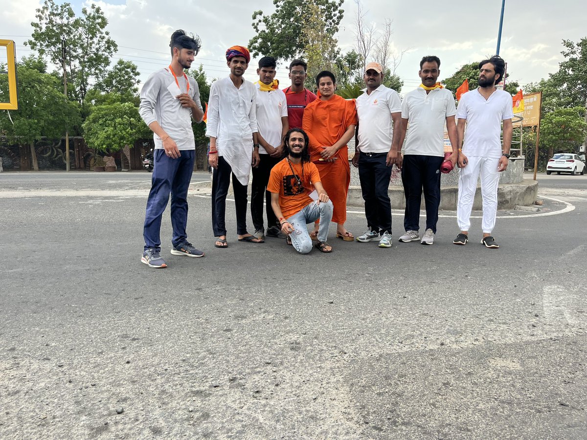 swamiadityadev's tweet photo. युवा भारत के सभी कर्मठ युवा #भीलवाड़ा (राजस्थान-पश्चिम) में दिनांक #27_से_29_मई_2023 (दिन -शनिवार, रविवार व सोमवार) क�� परम पूज्य स्वामी जी महाराज के योग शिविर के लिए सभी चौराहों ��र झंडे लगाते हुवें । https://t.co/IxaobLUFm7