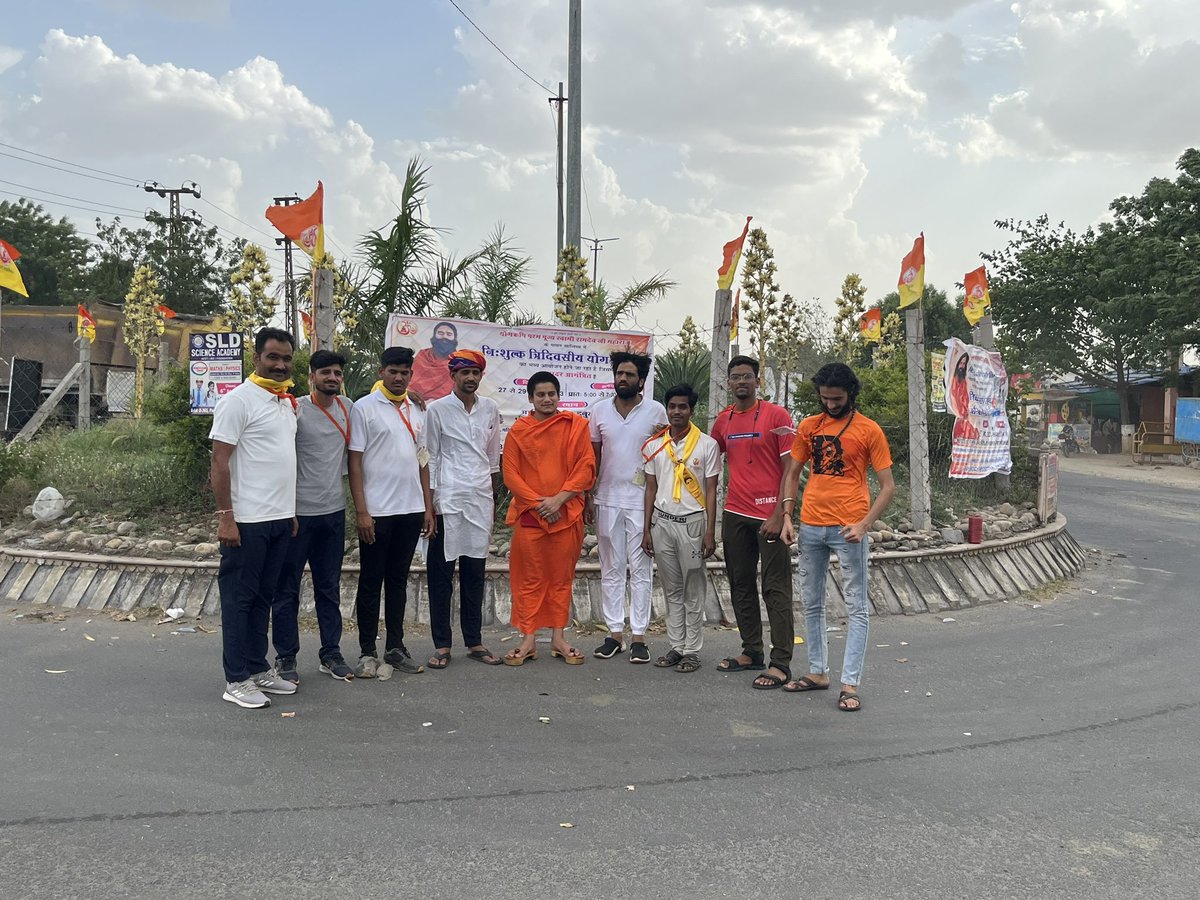 युवा भारत के सभी कर्मठ युवा #भीलवाड़ा (राजस्थान-पश्चिम) में दिनांक #27_से_29_मई_2023 (दिन -शनिवार, रविवार व सोमवार) को परम पूज्य स्वामी जी महाराज के योग शिविर के लिए सभी चौराहों पर झंडे लगाते हुवें ।