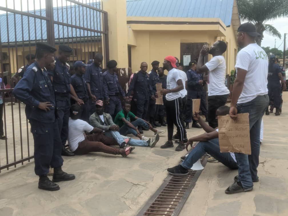 luchaRDC's tweet photo. Au Kongo Central, 2.5 millions de dollars destinés aux travaux du stade Lumumba sont sans traces depuis des mois. 

Ce mercredi, nous sommes en sit in pacifique devant l'assemblée provinciale à Matadi pour dénoncer ce détournement de trop. 1/2 https://t.co/frOZqeGHB8