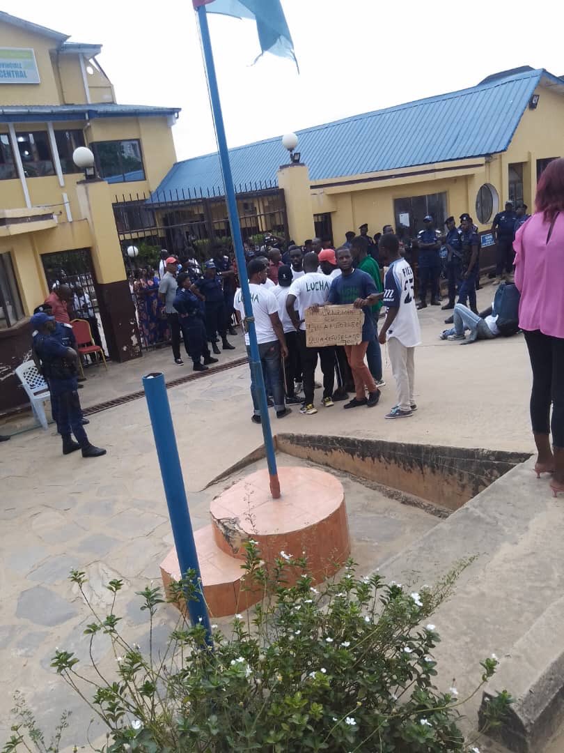 luchaRDC's tweet photo. Au Kongo Central, 2.5 millions de dollars destinés aux travaux du stade Lumumba sont sans traces depuis des mois. 

Ce mercredi, nous sommes en sit in pacifique devant l'assemblée provinciale à Matadi pour dénoncer ce détournement de trop. 1/2 https://t.co/frOZqeGHB8