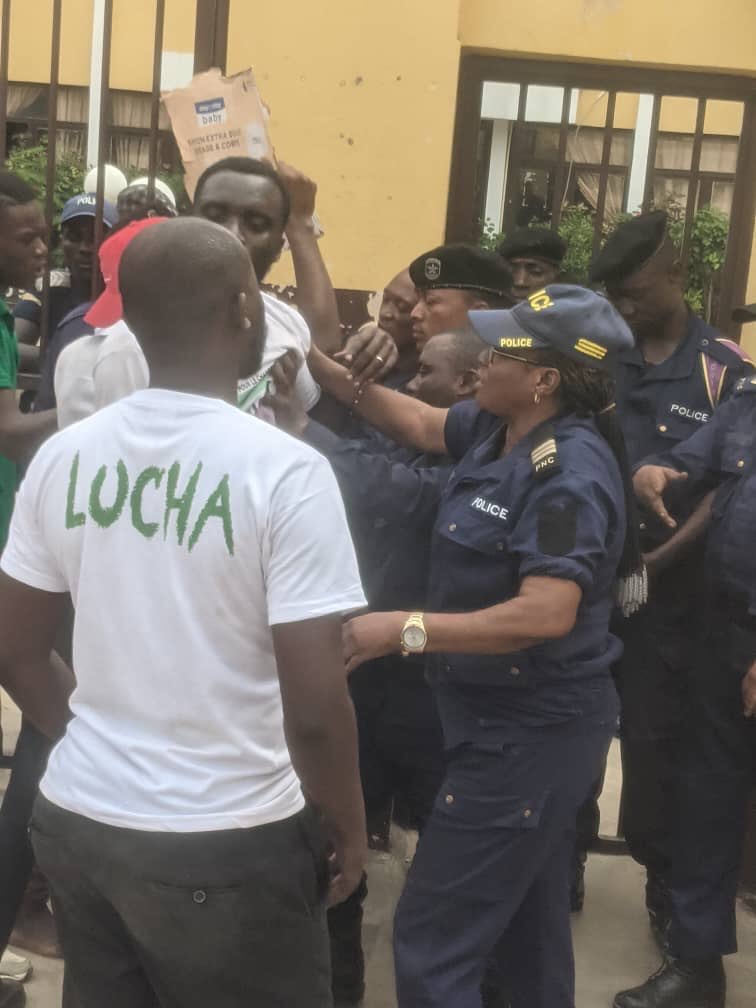 luchaRDC's tweet photo. Au Kongo Central, 2.5 millions de dollars destinés aux travaux du stade Lumumba sont sans traces depuis des mois. 

Ce mercredi, nous sommes en sit in pacifique devant l'assemblée provinciale à Matadi pour dénoncer ce détournement de trop. 1/2 https://t.co/frOZqeGHB8