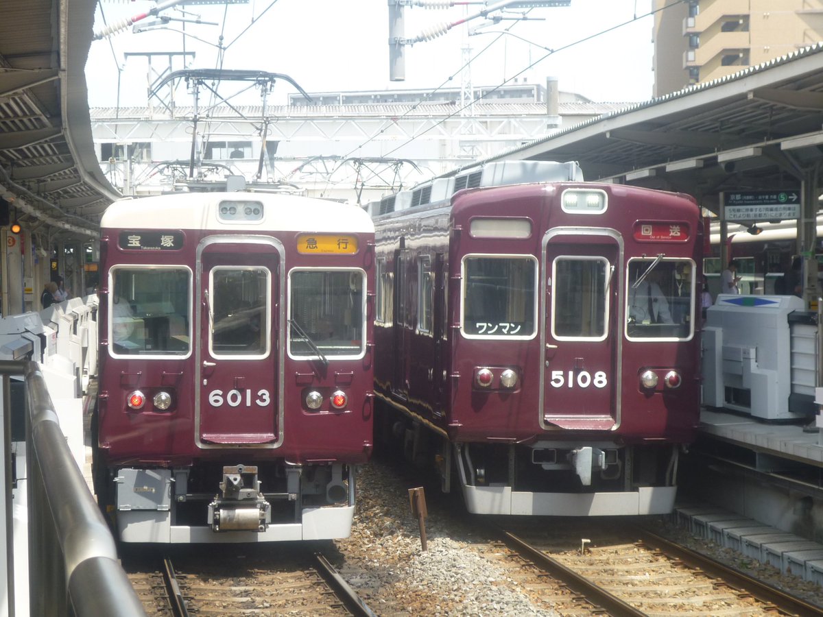 十三駅で阪急5128Fと正雀に入場する能勢電5108Fのツーショットを。

6013Fとの並びも。
