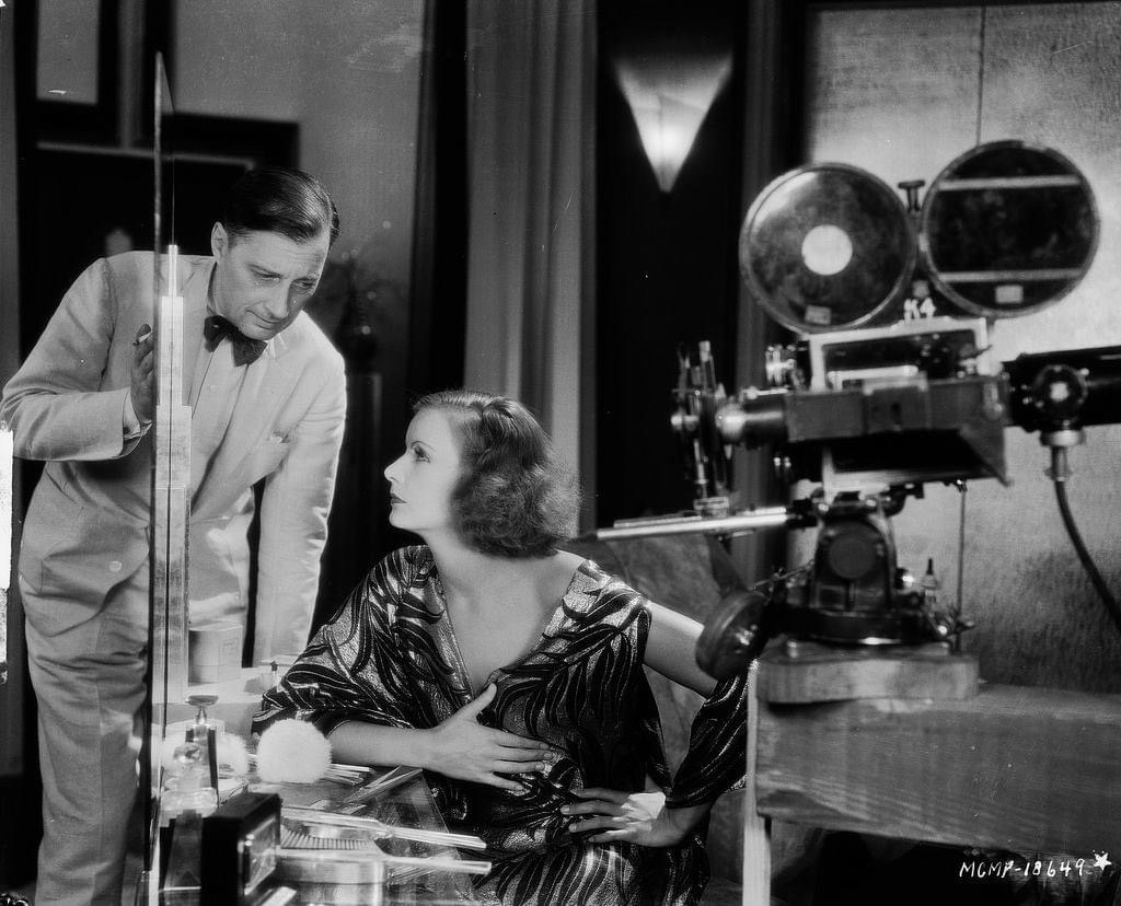 avadesordre's tweet photo. #scritturebrevi #scrivoarte 

#AccaddeOggi nel 1948 muore 62enne il regista belga naturalizzato francese #JacquesFeyder nel 1929 è in America per girare l’ultimo film muto della MGM:

Il bacio (The Kiss) 1929
sul set con Greta Garbo https://t.co/MVLBt79JLr