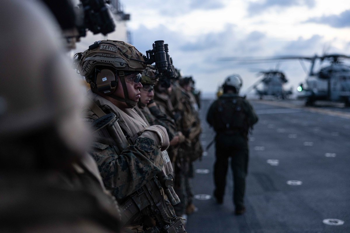 📍 Atlantic Ocean

U.S. #Marines with @26MEU conduct a simulated long-range tactical recovery of aircraft personnel during Composite Training Unit Exercise.

(#USMC 📸 by Cpl. Kyle Jia)
#SemperFi #aviation #HomelandDefense #WeHaveTheWatch