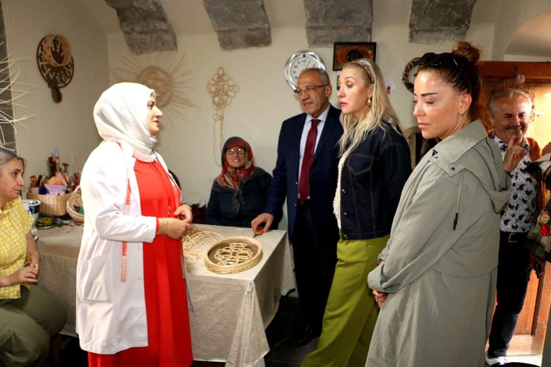 ortahisarhem's tweet photo. Kültür ve turizm Bakanımız Sn Mehmet Nuri ERSOY’un eşleri hanımefendi Pervin ERSOY Alacahan yöresel el sanatları kurslarını ziyaret ederek bilgi aldılar. @cemilkarakas3 @EvrenGrms @hbfettahoglu @mebhbogm @orhangenc2023 @tcmeb https://t.co/9U3Y5z3vOX