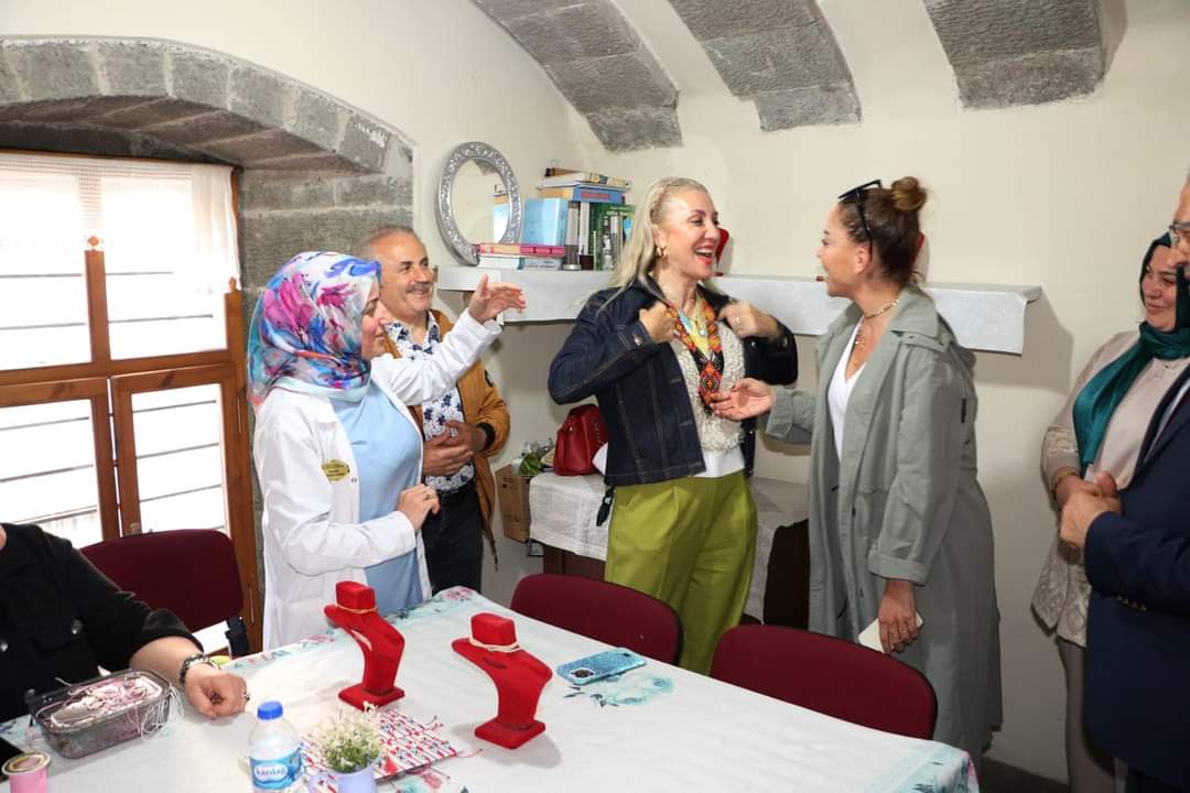 ortahisarhem's tweet photo. Kültür ve turizm Bakanımız Sn Mehmet Nuri ERSOY’un eşleri hanımefendi Pervin ERSOY Alacahan yöresel el sanatları kurslarını ziyaret ederek bilgi aldılar. @cemilkarakas3 @EvrenGrms @hbfettahoglu @mebhbogm @orhangenc2023 @tcmeb https://t.co/9U3Y5z3vOX