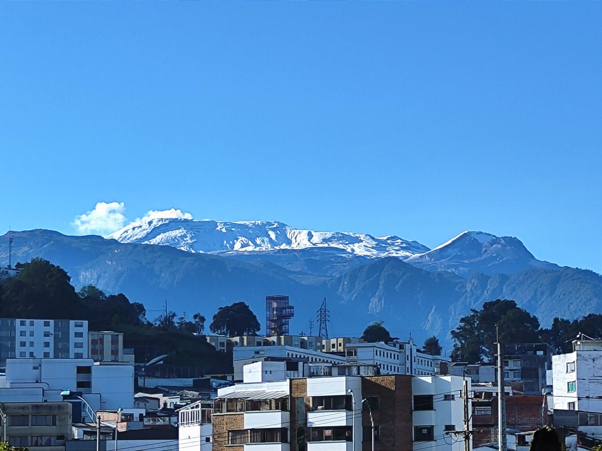 juancfranco77's tweet photo. Reportando cómo amanece el #Cumanday #nevadodelruiz #Manizales @sgcol @lapatriacom https://t.co/EXdRdbuQ9J
