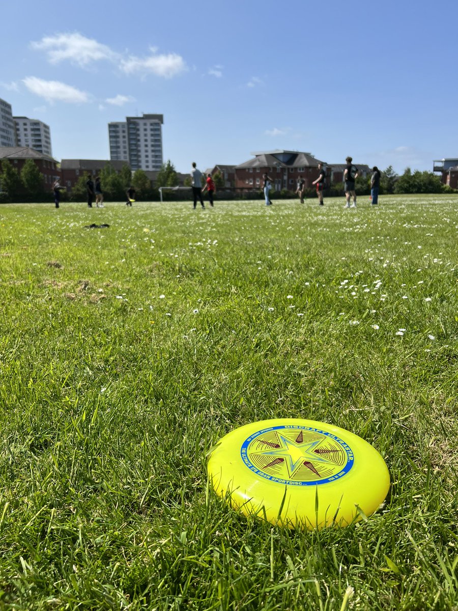 14 students trying Ultimate Frisbee for the first time!! Great fun in the sun☀️ #SportEnrichment