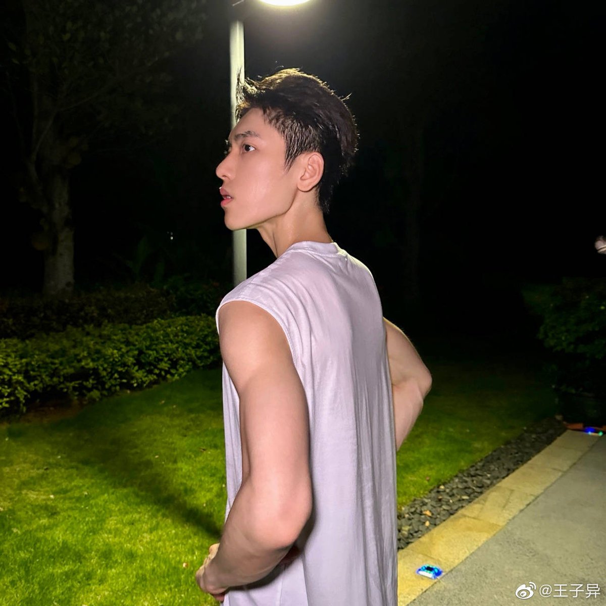— 230524 Wang Ziyi Weibo Update 💙

Night run (1/2).

#王子异 #wangziyi #NinePercent