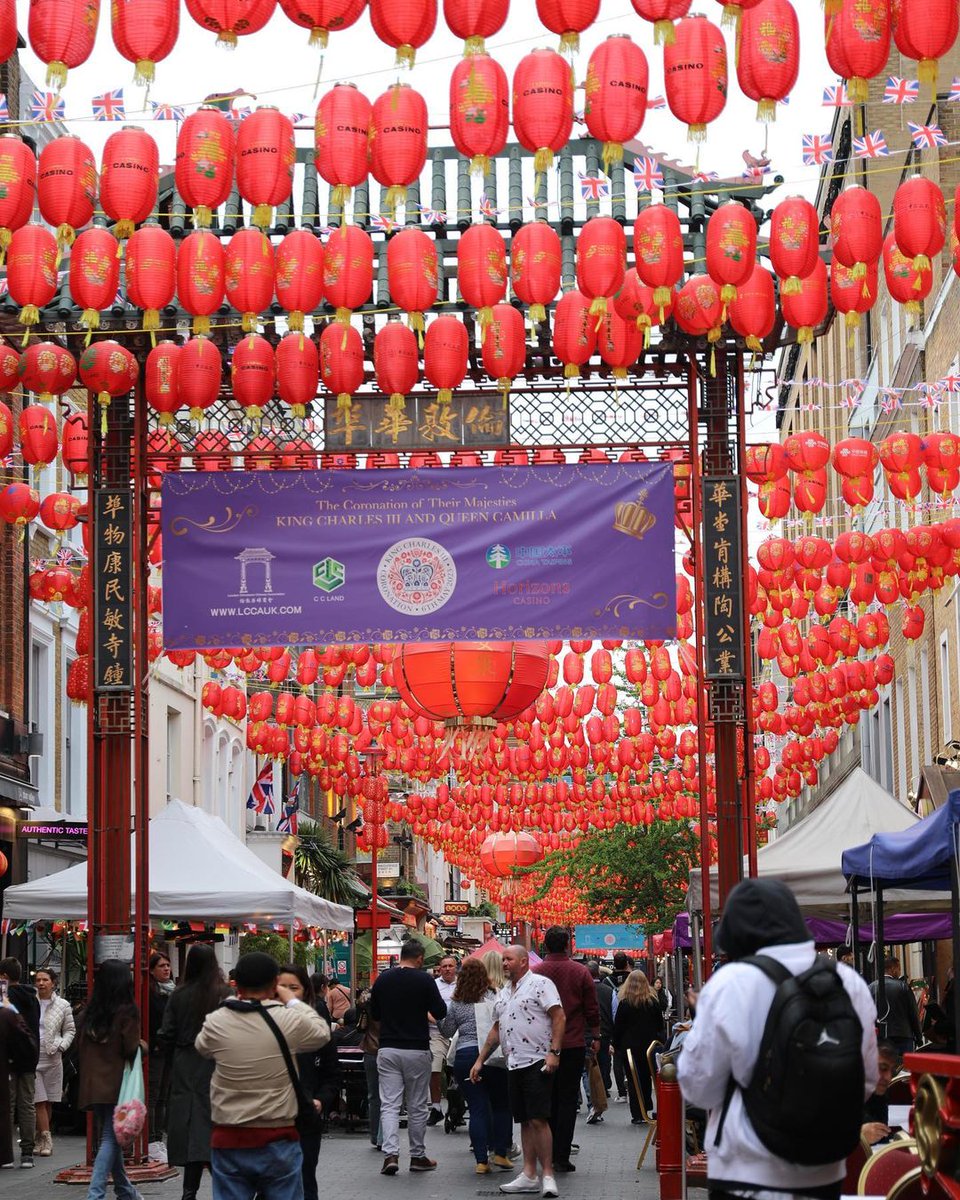 Am trying to explore rto get new dish for my lunch in Chinatown in London and got this  🎼🎎
#chinatown #london #chinatownlondon #londontravel #englandsbigpicture #preetycitylondon #bestcitybreaks