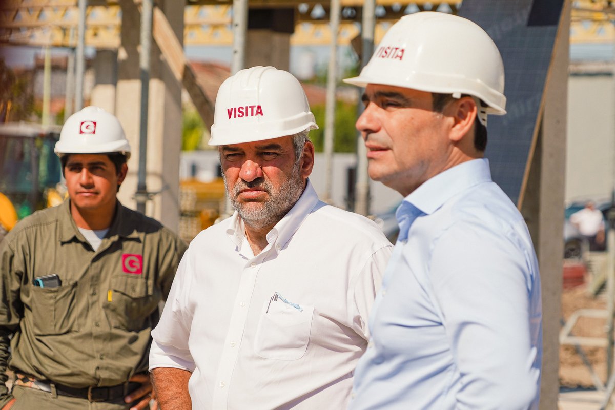 claudiopolich's tweet photo. Junto al gobernador @gustavovaldesok, visitamos los trabajos en el futuro Instituto Oncológico de Corrientes, donde el @CorrientesGob sigue invirtiendo en salud para el beneficio de los correntinos 👷🏥 https://t.co/MkbQ196n8J