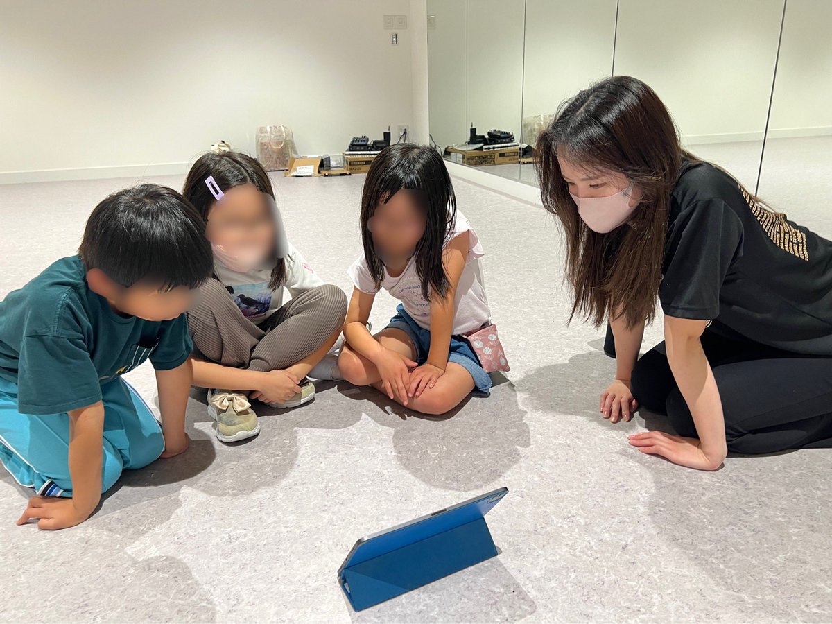 astro_tomobe's tweet photo. ☆今日のできた！
ベガスダンサーズのアイン先生によるダンスレッスン。27日の発表会前の最後の練習です。みんなの前で一人でダンスを披露して振り付けを覚えたり、動画を撮ってチェックしたりと総仕上げをしました。本番前の準備をすることができた！
#ベガスダンサーズ 
#できたを増やす！ https://t.co/emv7ez7sQI