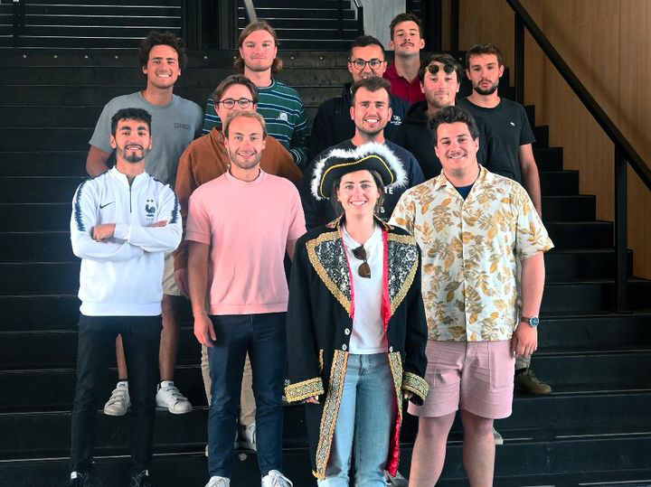 Voici la nouvelle équipe du Bural ! Le grand mât Romain Lillo prend congé après une belle année à l'ENSM du Havre. C'est Klervi Mnc qui le remplace, avec un équipe très motivée. Une année pleine d'évènements et de nouveautés vous attend ! Soyez attentif car ça arrive très vite.