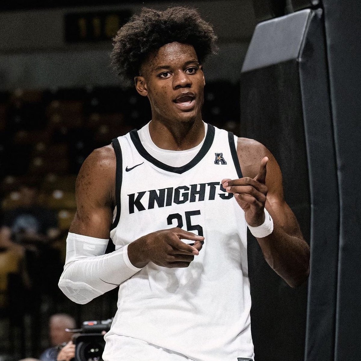 pistons_jack's tweet photo. 5 REASONS TO DRAFT TAYLOR HENDRICKS AT #5

Hendricks's 3&amp;D profile projects perfectly alongside Detroits young core — a thread 🧵:

@UCFKnights | #Pistons https://t.co/EZvgZrFg6a
