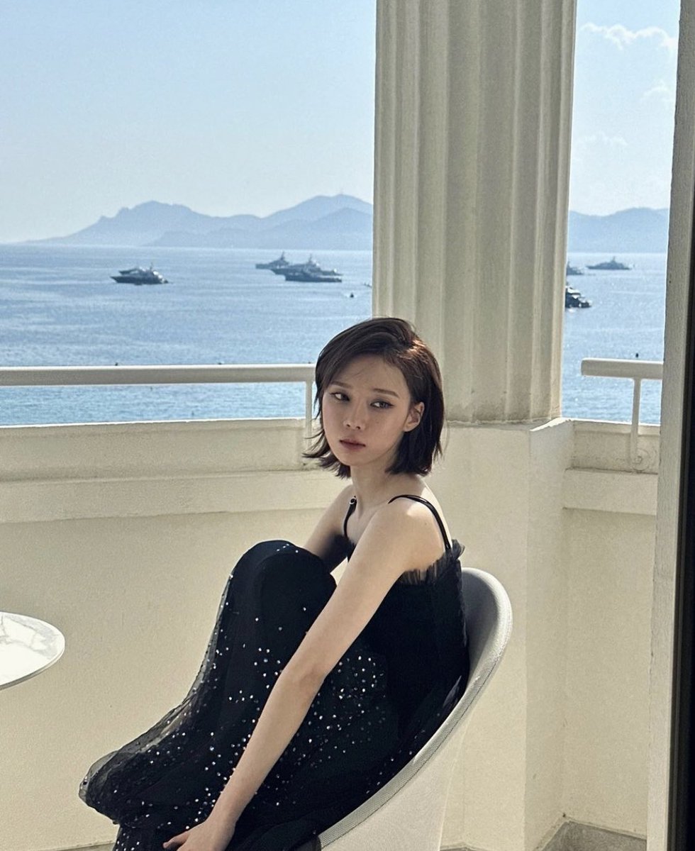 Amidst the warm wonders, one little girl shines the brightest, capturing the essence of true beauty. Yet, do you know what’s even more captivating? Discovering the boundless beauty that lies within her heart.