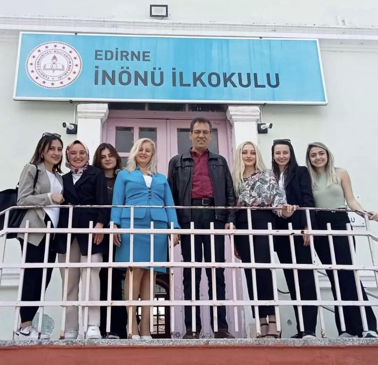 EdirneInonu's tweet photo. Okulumuzda bir dönem boyunca staj yapan Trakya Üniversitesi Sınıf Öğretmenliği Bölümü 4. Sınıf öğrencilerini sevgiyle uğurladık. Sorumlu Akademisyen Prof. Dr. İbrahim COŞKUN'a göstediği ilgi ve verdiği destekten dolayı teşekkür ediyoruz.
@Dr_Onderarpaci 
@Edirne_MEM https://t.co/U8w6LiQWmG