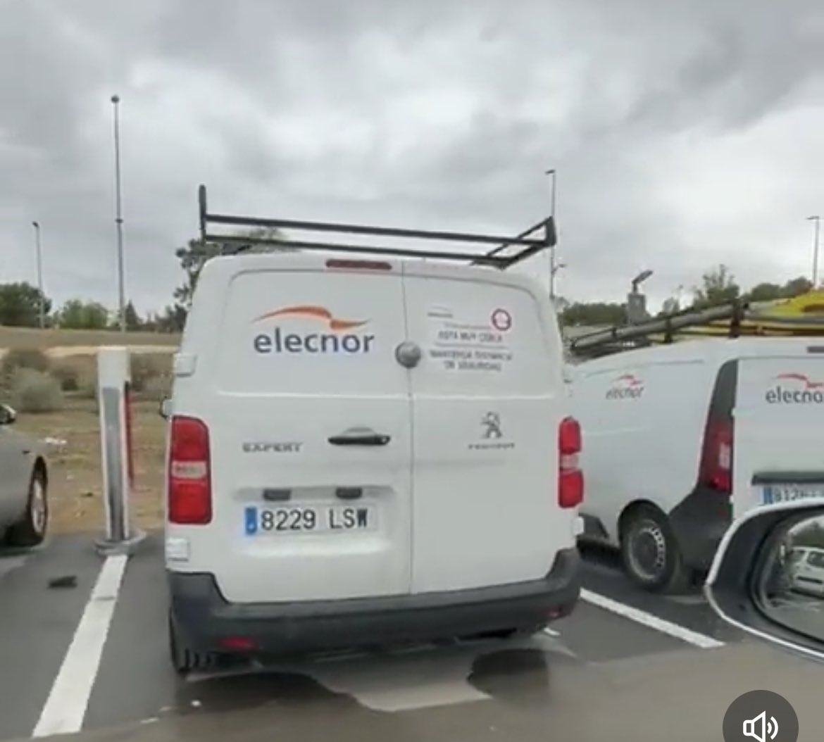MarcelmontesM's tweet photo. @tesla_spirit @GrupoElecnor supongo que apoyáis que vuestros empleados bloqueen puntos de carga? Aquí tenéis las matrículas 8229LSW y 8126LTP, quizá deberíais hacer algunas llamadas para explicar a vuestra gente lo que es el civismo y el respeto a los demás https://t.co/IKyEcewF4P