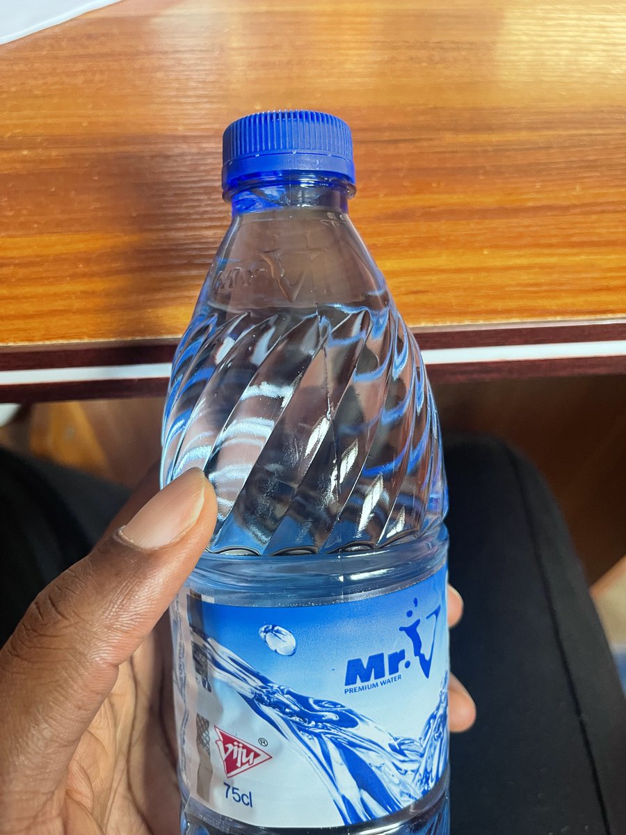 Abegi if na you dey in charge of the cover of this bottled water, plz take life easy. Everything no be force.
Which one be say I chop finish to open am drink water come be war?😩😩😭