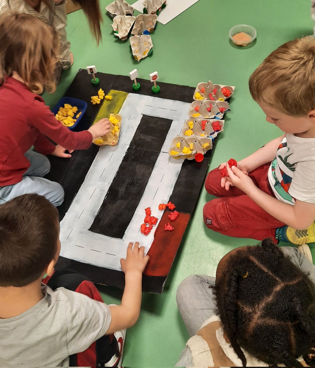 Virginie_Issard's tweet photo. #constellationmaths en lien avec le projet maternelle de @AcCreteil où comment faire le lien entre #constructionnombre et #comptine. Bravo aux collègues ! #Alfortville Merci Delphine Gallon et Laurence Chabenes. https://t.co/eFTIGhO8yw