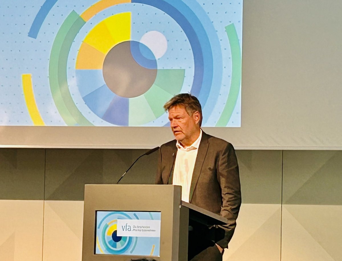 ‚Gesundheitswirtschaftsminister’  @BMWK #Habeck spricht sich für eine starke Gesundheitswirtschaft in Deutschland mit mehr Forschung, besserer Digitalisierung und angemessener Erstattung für medizinische Innovationen aus. #tdig