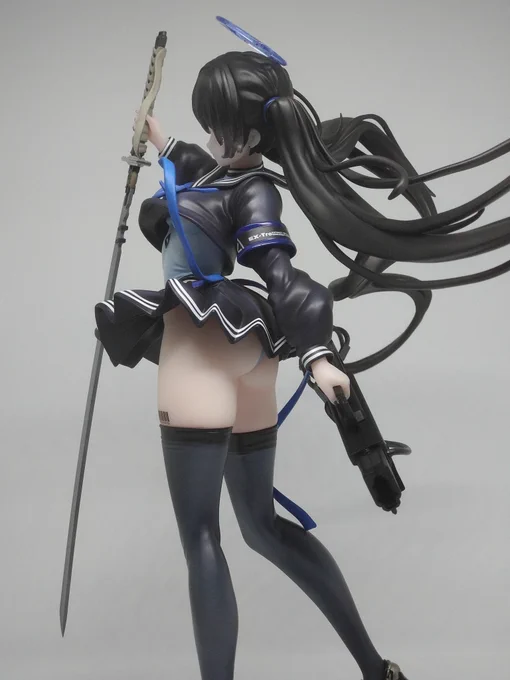 カッコかわいいフィギュアが届いたオリジナルのシリーズだけどセーラーにレオタードの組み合わせとかでっかい刀とか病的なまでに白い肌とかかなり好みに刺さりました 