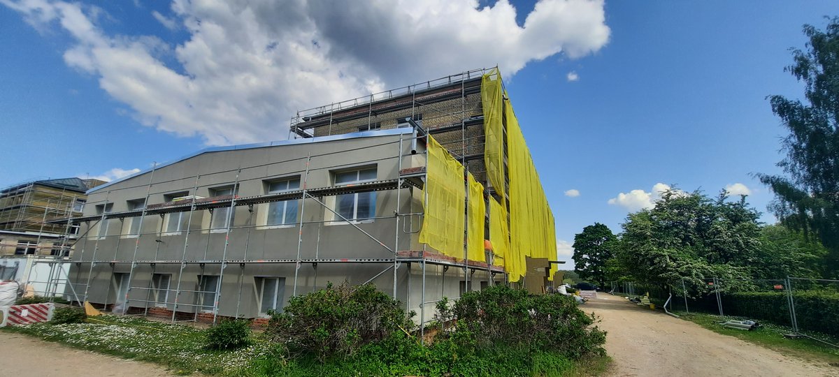 Norit Raiskuma pamatskolas energoefektivitātes paaugstināšanas projekta realizācija.
Tiks veikta cokola un fasādes siltināšana ar akmens vates siltumizolācijas materiālu, dekoratīvā apmetuma uzklāšana, bēniņu siltināšana, ieejas mezglu pārbūve un sporta zāles fasādes atjaunošanu.