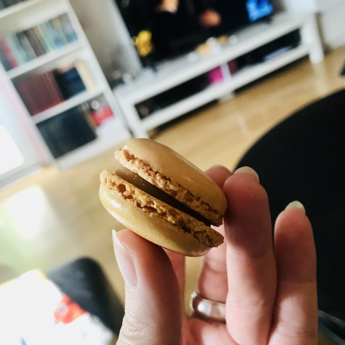 Nachttreue's tweet image. Wieso mir keiner gesagt hat das diese Dinger so verdammt lecker sind will ich wissen? 🥵😍
#Maracons #verliebt 🫦💖