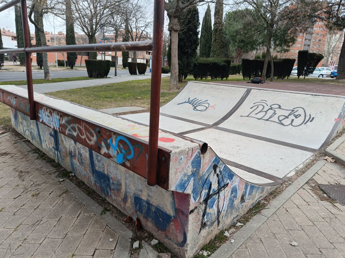EktorCM's tweet photo. Hola @oscar_puente_ y @AyuntamientoVLL Los patinadores de la ciudad estamos muy contentos con las nuevas instalaciones, pero también nos gustaría seguir disfrutando de las viejas ¿Sería posible reponer las 7 tuercas que faltan en la rampa de la calle de las Mieses? Muchas gracias https://t.co/fP8SnpZMhL