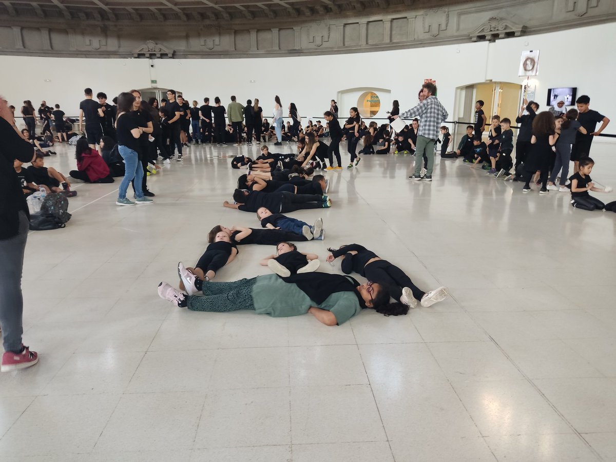 ExperimentemART's tweet photo. Felicitar a tots els participants, sense vosaltres no hagués estat possible!
FESTA CLOENDA @MuseuNac_Cat
acció col·lectiva, l'alumnat, els docents, els treballadors i de les famílies @IE_ARTS
#ExperimentemamblART
Pep Vidal i Carla Blanes
#artieducació #culturaieducació https://t.co/XKDiROefGj