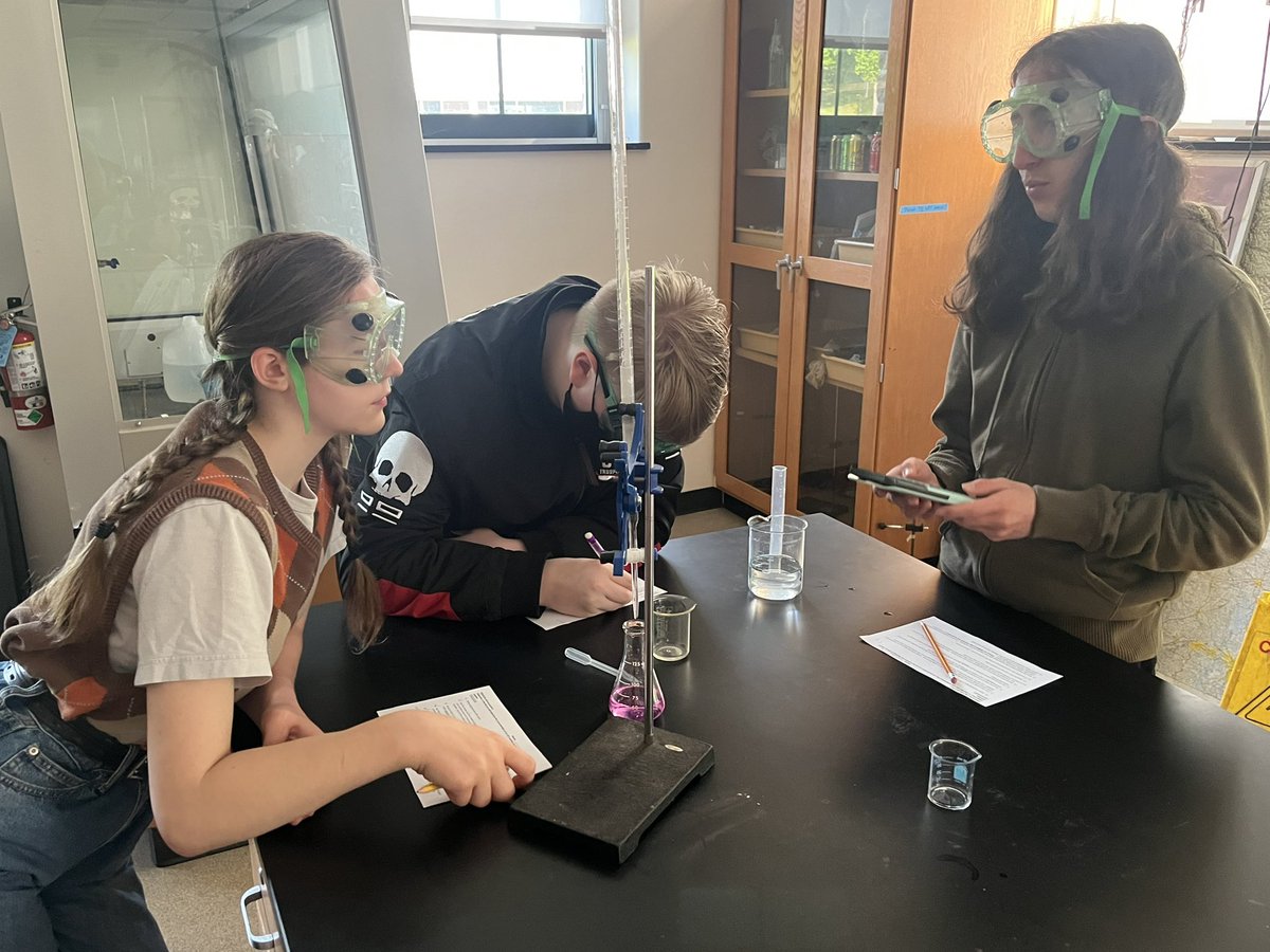 Scienceguyfritz's tweet image. There’s always something interesting going on for @ACS_SILSA @AVLCitySchools Chemistry students in Ms. Byron’s lab!  Titrations to neutralize acids today! #geekout #honorschemistry