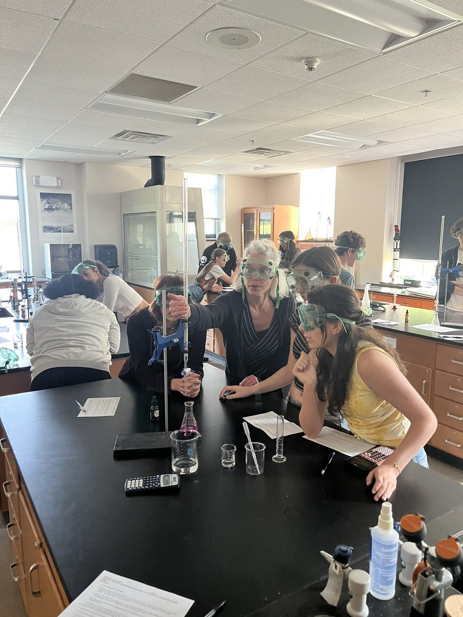 Scienceguyfritz's tweet image. There’s always something interesting going on for @ACS_SILSA @AVLCitySchools Chemistry students in Ms. Byron’s lab!  Titrations to neutralize acids today! #geekout #honorschemistry