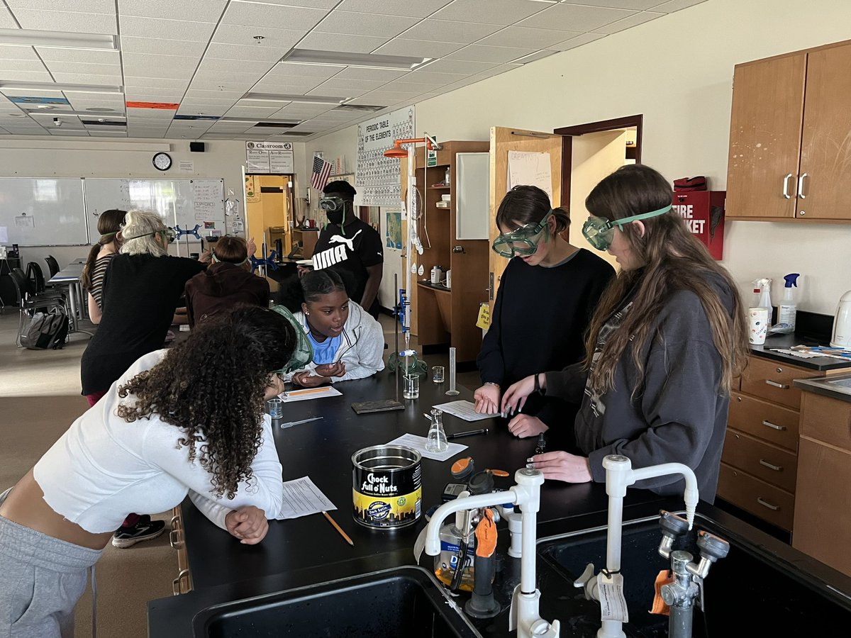 Scienceguyfritz's tweet image. There’s always something interesting going on for @ACS_SILSA @AVLCitySchools Chemistry students in Ms. Byron’s lab!  Titrations to neutralize acids today! #geekout #honorschemistry