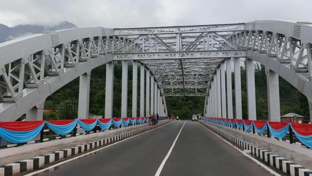 farooqgbly's tweet photo. Locally known important #WayilBridge with its new breathtaking Arch truss model, Kashmir's very first two lane steel arch truss bridge ready to be dedicated for public tomorrow by #LG Shri @manojsinha_
With this decades old demand would be fulfilled by the @OfficeOfLGJandK https://t.co/QWEmMXjaC7