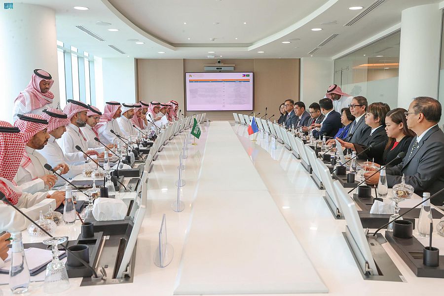 The <a href="/HRSD_SA/">وزارة الموارد البشرية والتنمية الاجتماعية</a> minister Ahmed Al-Rajhi meets with <a href="/susanople/">susanople</a>, secretary of <a href="/DMWPHL/">Department of Migrant Workers - Philippines</a>, and her delegation in #Riyadh to discuss bilateral relations between the two countries arab.news/pd87h