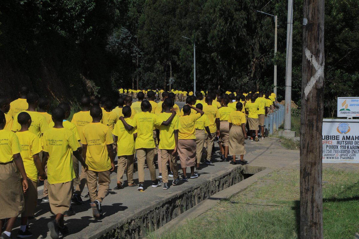NycRutsiro's tweet photo. Ku bufatanye na World Vision, #REWU n'Akarere, hateguwe urugendo rwo kurwanya no gukumira ihohoterwa rikorerwa abana n'imirimo ivunanye bakoreshwa. Rutangiriye ku biro by'Akarere ka @RutsiroDistrict ruze gusoreza kuri Stade #Mukebera. Ruyobowe na Madamu @MUSABYEMARIYAC6, VM SA. https://t.co/17vbUF5ZWx