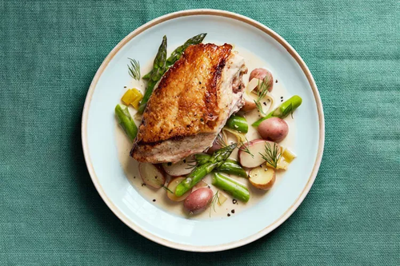 We love chicken dinners all year round, but like to switch up our repertoire as the seasons change. That's where these spring chicken recipes come in. Our collection features everyone's favorite protein with seasonal vegetables, lik keepingyouinformed.info/18-delicious-c…