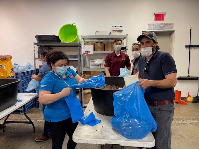 SpawGlass1953's tweet photo. Our #SGHouston Building Services team recently volunteered their time to the @InterfaithMin #MealsOnWheels program! It was an honor to give back to our community & provide hot meals to homebound seniors & adults with disabilities. #SGBuildsCommunities #CommunityContractor https://t.co/EObws0Slyn