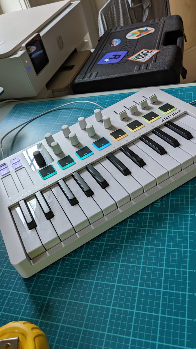 LUNARSIGNALS's tweet image. Absolute beginner here. How do you start making music with this thing? #minilab #midi #chiptune #indiedev